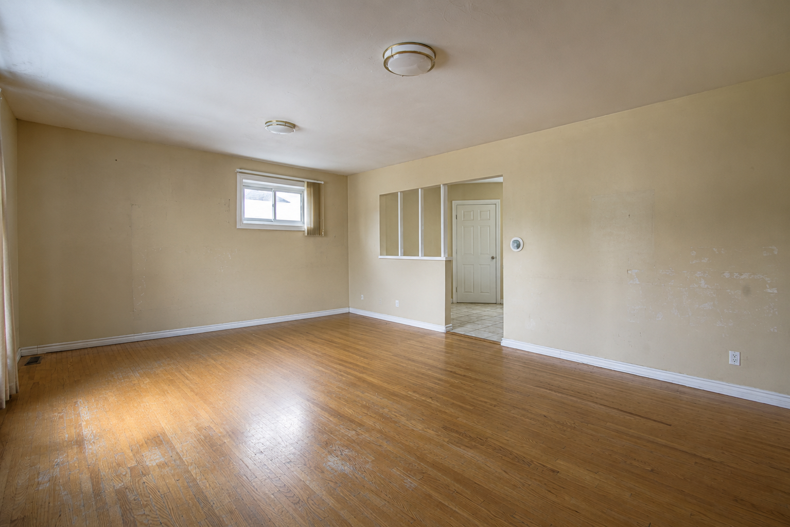 Empty room before AI virtual staging